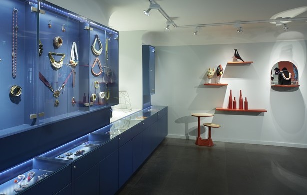 More dynamic than ever, 107RIVOLI caught our attention due to the variety of unique items at its window, often selected in connection with temporary exhibitions.